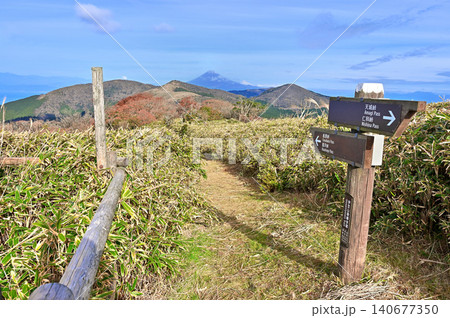 伊豆半島の伊豆山稜線歩道 仁科峠付近の草原からの展望 富士山とミソウ台と魂ノ山 伊豆半島の伊豆山稜線歩道 仁科峠付近の草原からの展望 富士山とミソウ台と魂ノ山 140677350