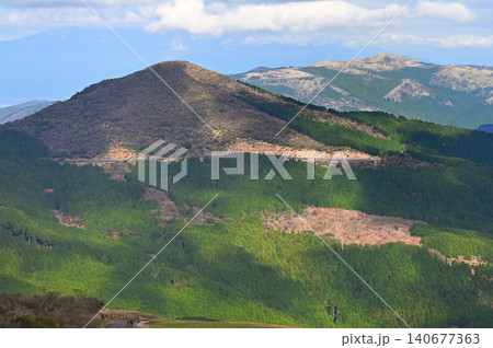 伊豆半島の伊豆山稜線歩道 仁科峠展望台から雲の影が落ちる魂ノ山と達磨山 伊豆半島の伊豆山稜線歩道 仁科峠展望台から雲の影が落ちる魂ノ山と達磨山 140677363