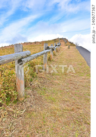 伊豆半島 伊豆山稜線歩道の仁科峠 船原峠へ向かう登山口 伊豆半島 伊豆山稜線歩道の仁科峠 船原峠へ向かう登山口 140677367