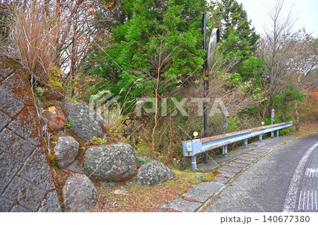 伊豆半島 伊豆山稜線歩道の魂ノ山 道路から登山道への入口 伊豆半島 伊豆山稜線歩道の魂ノ山 道路から登山道への入口 140677380