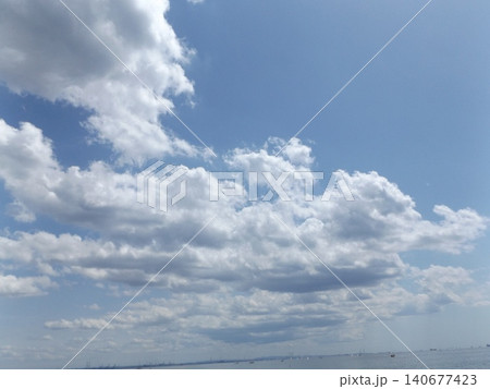稲毛海岸の青い空と白い雲 稲毛海岸の青い空と白い雲 140677423
