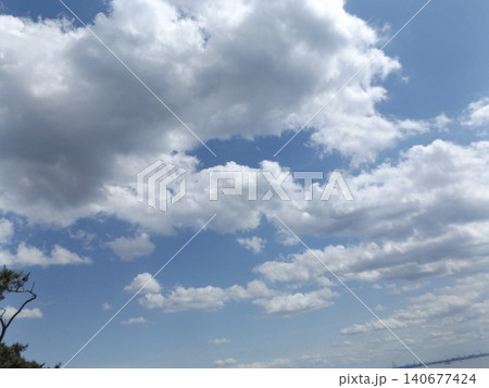 稲毛海岸の青い空と白い雲 稲毛海岸の青い空と白い雲 140677424