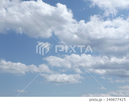 稲毛海岸の青い空と白い雲 稲毛海岸の青い空と白い雲 140677425