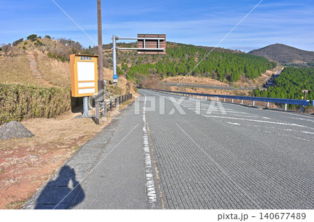 伊豆半島 伊豆山稜線歩道の風早峠 静岡県道59号伊東西伊豆線と魂ノ山 伊豆半島 伊豆山稜線歩道の風早峠 静岡県道59号伊東西伊豆線と魂ノ山 140677489