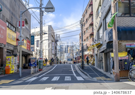 東京都品川区の都市風景 戸越公園駅前と踏切のある街並み 東京都品川区の都市風景 戸越公園駅前と踏切のある街並み 140678637