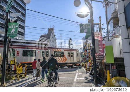 戸越公園駅前の踏切と電車が通るとこし公園通り 戸越公園駅前の踏切と電車が通るとこし公園通り 140678639
