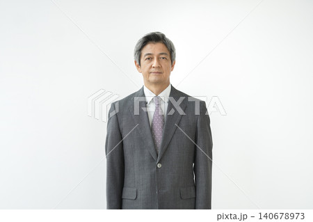 カメラ目線の60代のビジネスマン カメラ目線の60代のビジネスマン 140678973