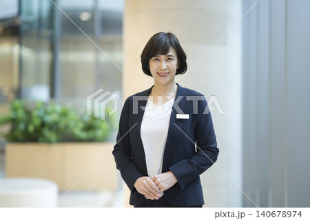 カメラ目線で笑顔の60代のビジネスウーマン ポートレート 140678974
