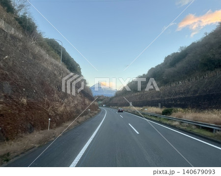 富士山へ続く高速道路の風景 冠雪した富士山と冬の青空 富士山へ続く高速道路の風景 冠雪した富士山と冬の青空 140679093