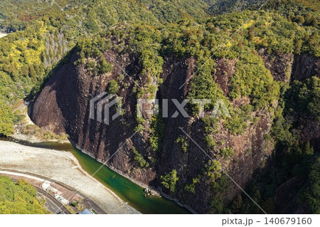 和歌山県古座川の一枚岩と清流を俯瞰した空撮写真 和歌山県古座川の一枚岩と清流を俯瞰した空撮写真 140679160