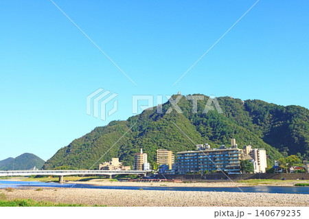 岐阜県岐阜市、長良川温泉と金華山の風景 岐阜県岐阜市、長良川温泉と金華山の風景 140679235