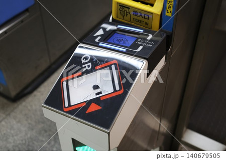 クレジットカードのタッチ決済に対応した駅の改札機 クレジットカードのタッチ決済に対応した駅の改札機 140679505
