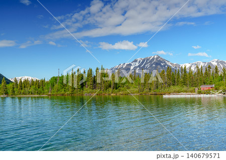 カナダユーコン準州クルアニ国立公園 カスリーン湖と雪山が美しい絶景 観光素材 140679571