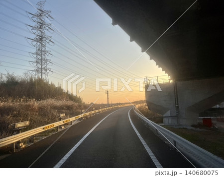 夕暮れの高架道路と送電鉄塔 郊外の交通インフラ風景 140680075