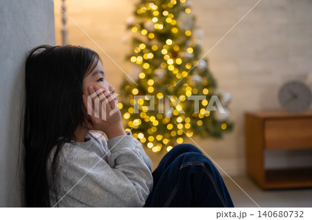 クリスマスツリーを眺める女の子 クリスマスツリーを眺める女の子 140680732