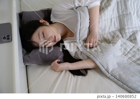 ベッドで眠る日本人女性 ベッドで眠る日本人女性 140680852