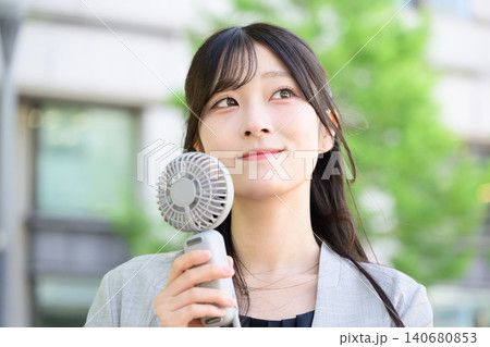 ハンディファンを使う日本人女性 ハンディファンを使う日本人女性 140680853