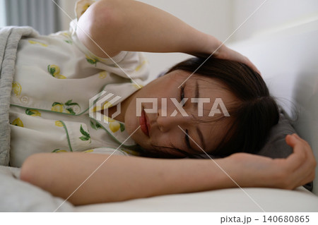 不眠症に悩む日本人女性 140680865