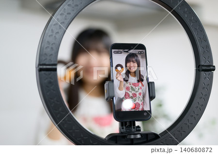 スマホでスイーツ撮影をする日本人女性 スマホでスイーツ撮影をする日本人女性 140680872