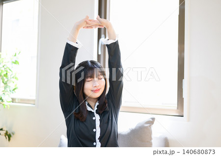 ベッドで伸びをする日本人女性 140680873