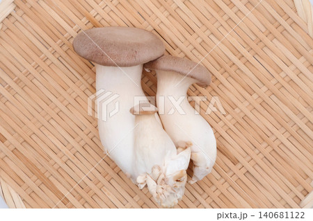 竹ざるに並べたエリンギの俯瞰食材写真 竹ざるに並べたエリンギの俯瞰食材写真 140681122