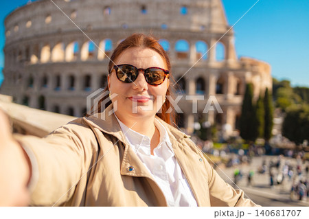 Happy 30s woman tourist making selfie in front of colosseum in rome, italy Happy 30s woman tourist making selfie in front of colosseum in rome, italy 140681707