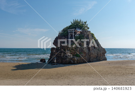 稲佐の浜の弁天島と小祠 稲佐の浜の弁天島と小祠 140681923