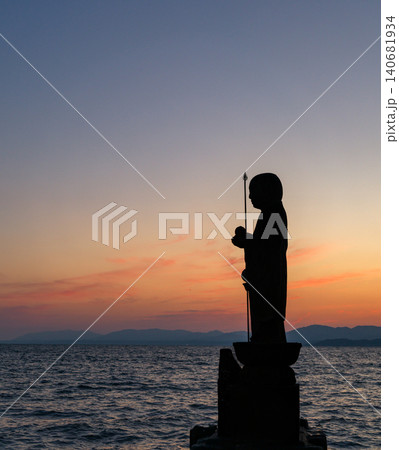 夕暮れの宍道湖と地蔵尊のシルエット 夕暮れの宍道湖と地蔵尊のシルエット 140681934