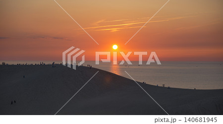 夕日に染まる鳥取砂丘と日本海 140681945