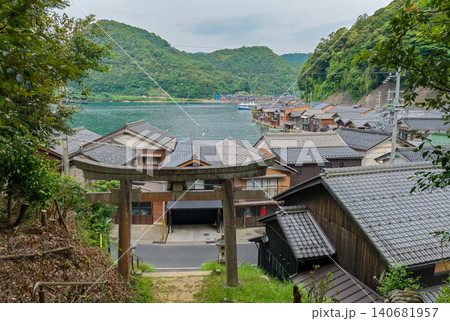 鳥居越しに望む伊根の舟屋と湾の風景 鳥居越しに望む伊根の舟屋と湾の風景 140681957