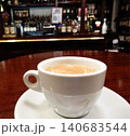 バーのカウンター席でリラックスした時間を過ごす一杯のコーヒー 140683544
