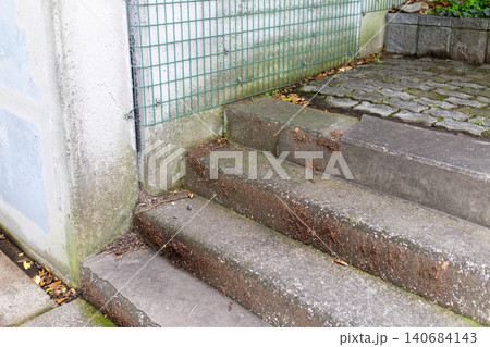 公園や住宅地にある古い階段と手すりの素材写真 公園や住宅地にある古い階段と手すりの素材写真 140684143