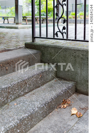 公園や住宅地にある古い階段と手すりの素材写真 公園や住宅地にある古い階段と手すりの素材写真 140684144