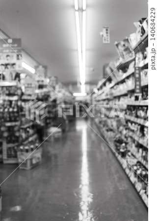 モノクロでぼかしたスーパーマーケットの商品棚通路 140684229