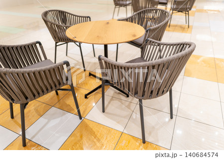 商業施設内の明るいカフェテーブルとチェア 商業施設内の明るいカフェテーブルとチェア 140684574