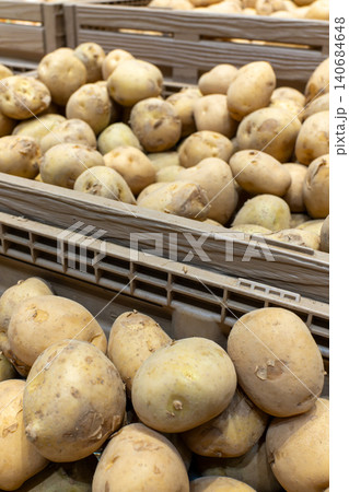 野菜売り場に並ぶ採れたての生のじゃがいも 野菜売り場に並ぶ採れたての生のじゃがいも 140684648
