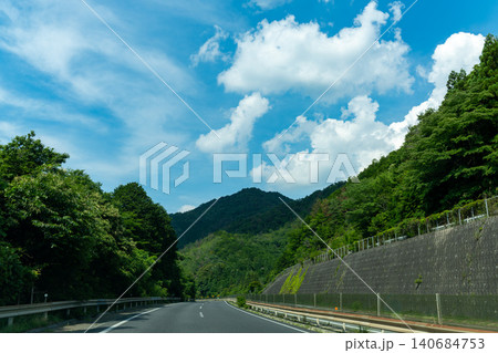 青空と緑の山々に続く高速道路の風景 青空と緑の山々に続く高速道路の風景 140684753