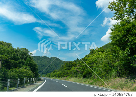 青空と緑の山々に続く高速道路の風景 青空と緑の山々に続く高速道路の風景 140684768