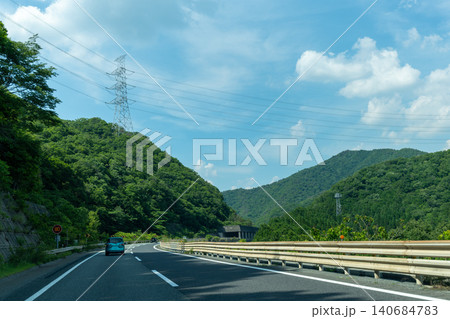 青空と緑の山々に続く高速道路の風景 青空と緑の山々に続く高速道路の風景 140684783