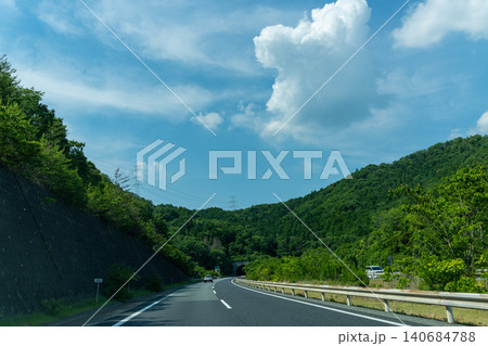 青空と緑の山々に続く高速道路の風景 青空と緑の山々に続く高速道路の風景 140684788