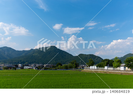 青空と山並みに広がる日本の田園風景 青空と山並みに広がる日本の田園風景 140684819