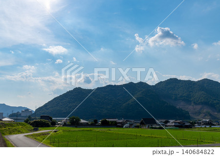 青空と山並みに広がる日本の田園風景 青空と山並みに広がる日本の田園風景 140684822