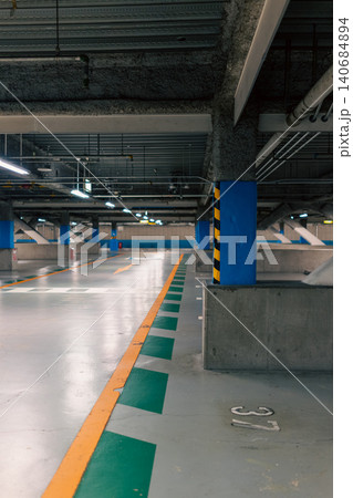 無人の地下駐車場とコンクリート構造の空間 無人の地下駐車場とコンクリート構造の空間 140684894