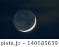 薄く光る月 140685639