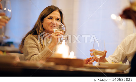 Senior woman enjoying white wine with friends 140685825