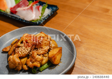 グルメメディアやメニュー用の刺身と鶏肉野菜炒め物の料理写真 140686440