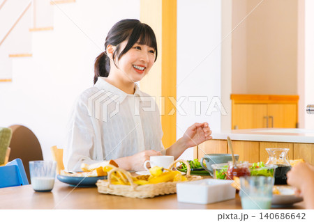 朝食を食べる女性 140686642