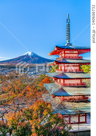山梨 新倉山浅間神社 紅葉に染まる五重塔と富士山 山梨 新倉山浅間神社 紅葉に染まる五重塔と富士山 140686732