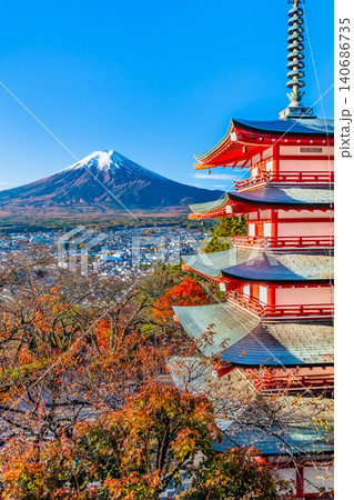 山梨 新倉山浅間神社 紅葉に染まる五重塔と富士山 山梨 新倉山浅間神社 紅葉に染まる五重塔と富士山 140686735