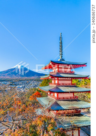 山梨 新倉山浅間神社　紅葉に染まる五重塔と富士山 140686737